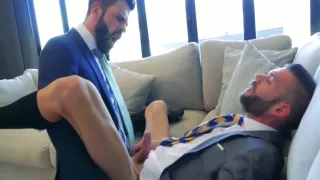 Zwei Typen in Anzügen ficken