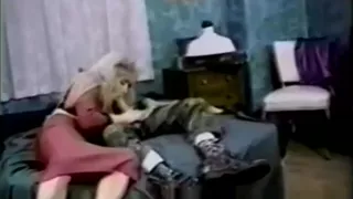 Oldtimer-Transe saugt Uniformierten