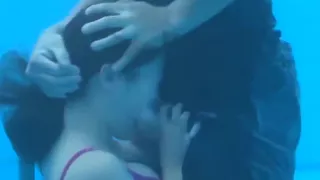 大眾泳池裡的按摩棒內射中出 [中文字幕