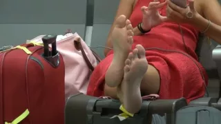 Italian girl reveals soles and perfect pink toes in airport!