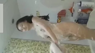 34岁高贵气质美少妇浴室与情人视频脱衣洗澡(看更多来薇新 ljy9036