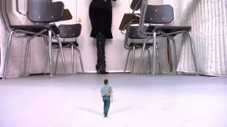 Riesige Lehrerin zerquetscht kleinen Mann