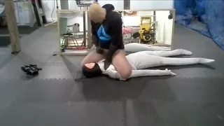 Strumpfmaske mit Höschen Dieb buckelt Dummy