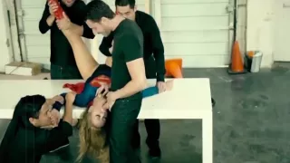 اغتصاب المراة الخارقة من الاشرار واجبارها علي النيك و السكس الجماعي