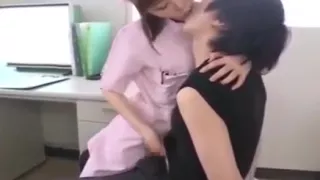 Cô y tá oi tô i dau o cho nà y nà y