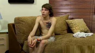 Langhaariger Mann mit rasiertem Arschloch hat Spaß mit Sexspielzeug