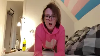 Süßer Femboy reitet Dildo und trägt dabei einen süßen rosa Hoodie