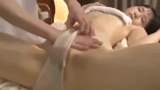 Inocente niñ_a es abusada en el masaje fí_sico VER Completo