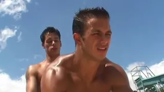 Zwei heiße, muskulöse Kerle treiben es am Pool - The French Connection