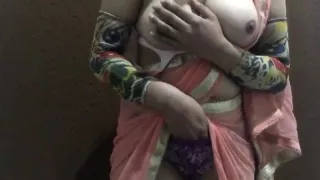 सिमरन भाभी की मस्त मोटी चूचीं दबाओ