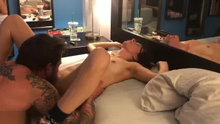 Ehemann macht Cunnilingus an seiner brünetten Frau mit Brille