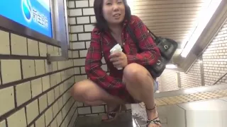 Fetish asian teenager peeing