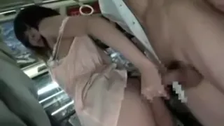 正妹人妻跟老公一起搭公車 被癡漢盯上 老公只顧著睡覺 老婆被別人上的也很舒服 中文字幕