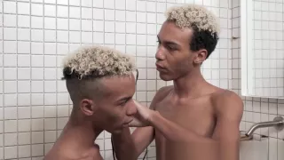 Schwarzer Twink bekommt einen Haarschnitt vor der Wichs-Session