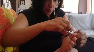 Mona removiendo callos de pies