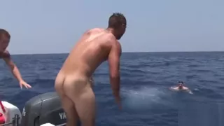 Junge Nudisten genießen das Segeln