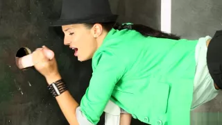 Edle Schönheit spermagetränkt am Gloryhole