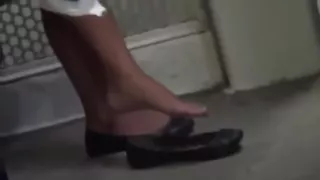 Toe wiggling in flats shoeplay