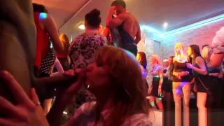 Amateurs suck at orgy