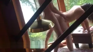 زنش میخواست یوگا ورزش کنه ولی مرده وقتی قمبل زنش رو میبینه درجا شق میکنه