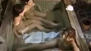 Zwei heiße chinesische lesbische Milfs zusammen in der Sauna