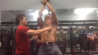 Asiatische Fitnessstudio Sklave Nippel Folter