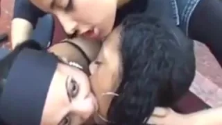 Presas chupando a lingua