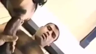 Paulo Guina putaria no bar.