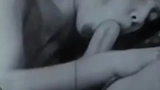 Vintage Hottie auf dem Bett gefickt von maskiertem Gitarrenhelden mit großem Schwanz