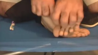 Eine freche Kitzel-Session an der nackten Sohle