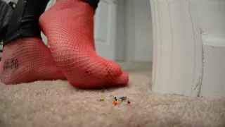 Riesin in roter Ferse und Netzstrümpfen