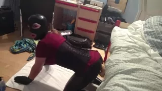 Latex Lola Spielend Mit Dildos