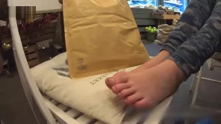 Teen Schuhe entfernen hübsche natürliche Füße