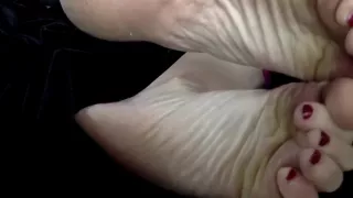 Pale soles with long toes