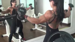 Gilberia Cunha strong workout at gym