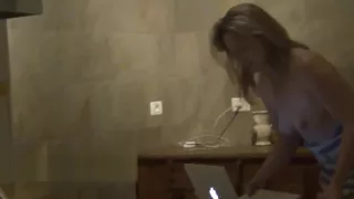 camera cachee devant ma fenetre de cuisine pour voyeurs