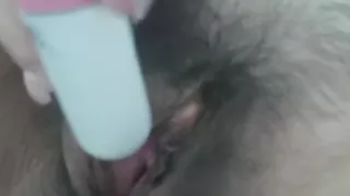 Ela a masturbar com o brinquedo