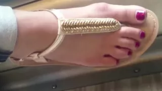 Jolies pieds dans le bus