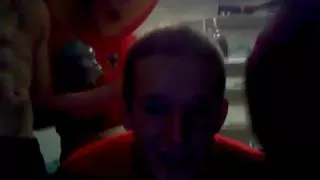 Betrunkene College-Jungs zeigen sich vor der Kamera