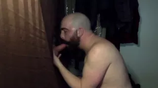 Sexy Daddy füttert mich mit seiner Ladung und saugt dann meine Ladung am privaten Gloryhole aus