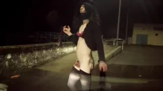 Eine riskante Outdoor-Lady Boyle Crossdresser nackt in Straßen
