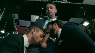 Big dick gay threesome with cumshot