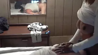 Ebony Shemale gibt weißen Kerl ins Gesicht