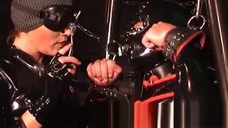 Lady Marlon und Lady Mercedes in DIE LEIDEN DES GUMMISKLAVEN