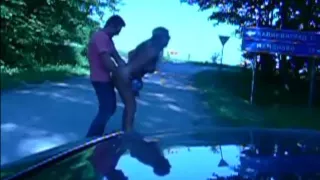 Desnuda en la carretera, mamada y follada por el marido.