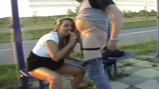 Milf mit dicken Natur Titten wird von 2 Fremden gefickt