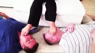 zwei Sklaven eine Göttin