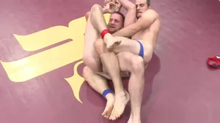 Muskulöse Wrestling-Kerle anal ficken in Großaufnahme