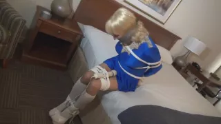 Sissy im Skating-Outfit gefesselt und vibrierend