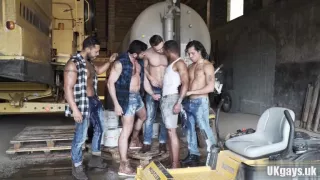 Großer Schwanz schwuler Oralsex mit Gesichtsbehandlung